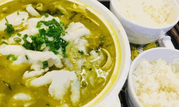 娇羞小姐酸菜鱼米饭